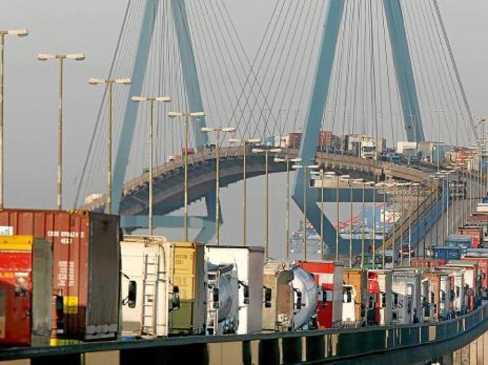 Camiones atravesando un puente del puerto de Hamburgo, de gran tráfico exportador.