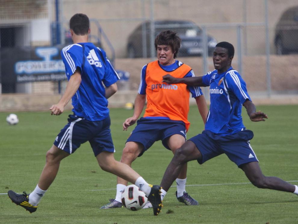 Jugadores del Real Zaragoza durante el entrenamiento de hoy.