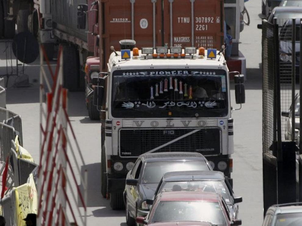 El camión que transporta alimentos entra en Melilla.