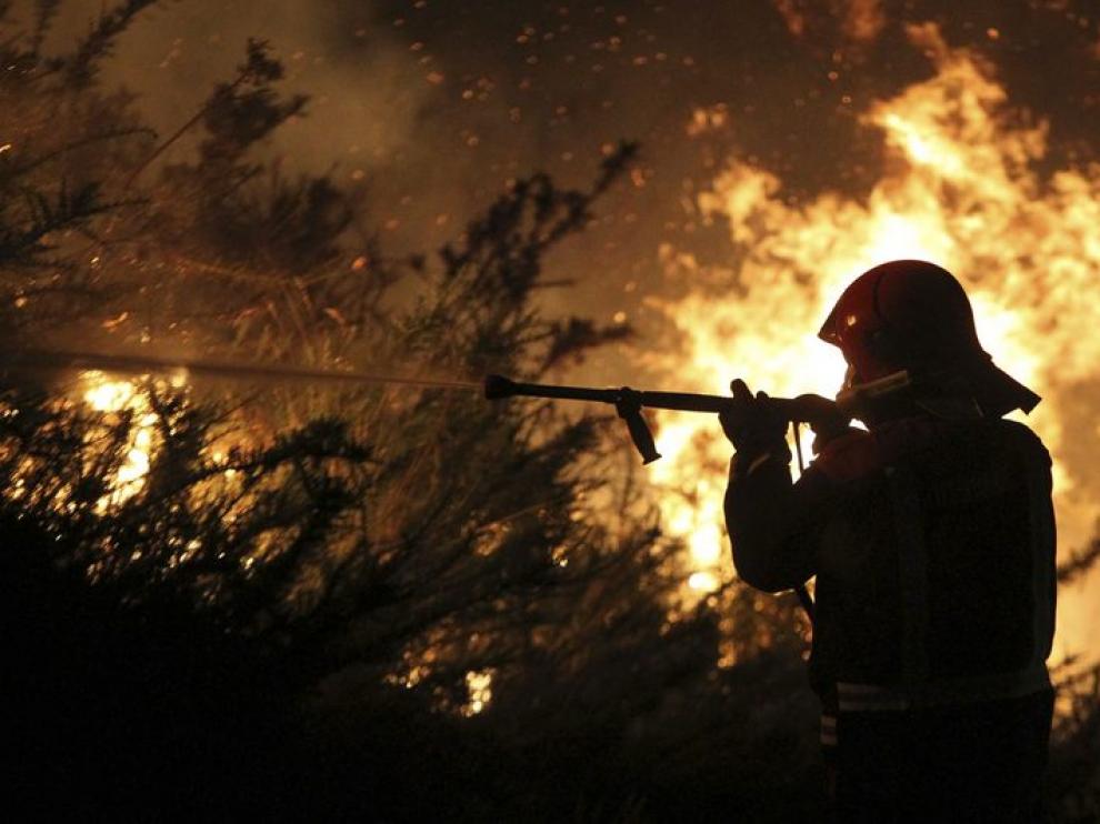 Un bombero trabaja en la zona afectada por el incendio de Pontevedra.