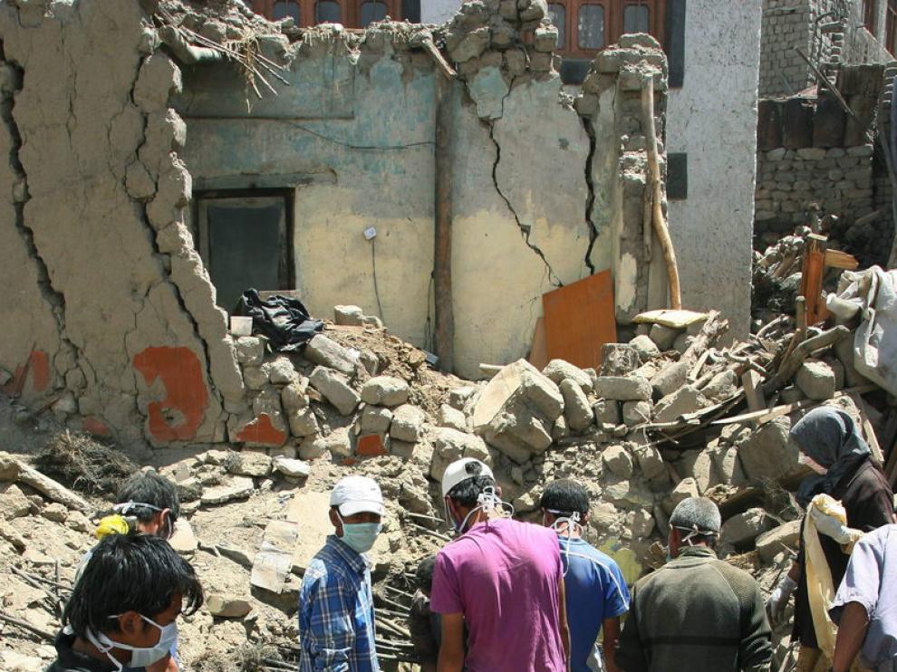 Rescate en la devastada localidad de Leh