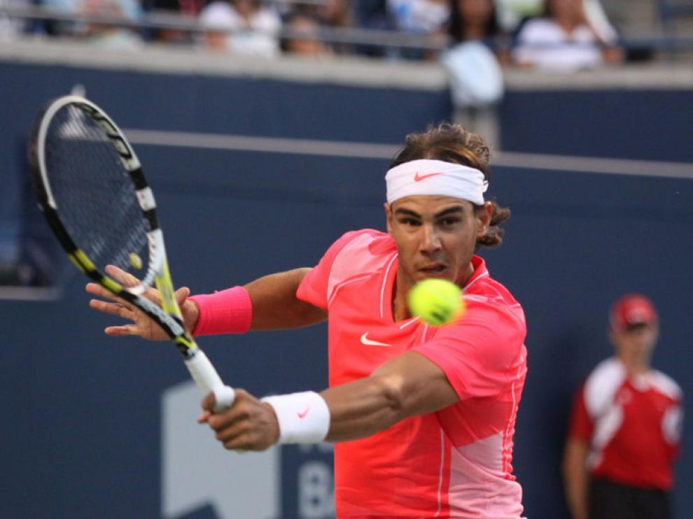 Rafa Nadal golpea a la bola.