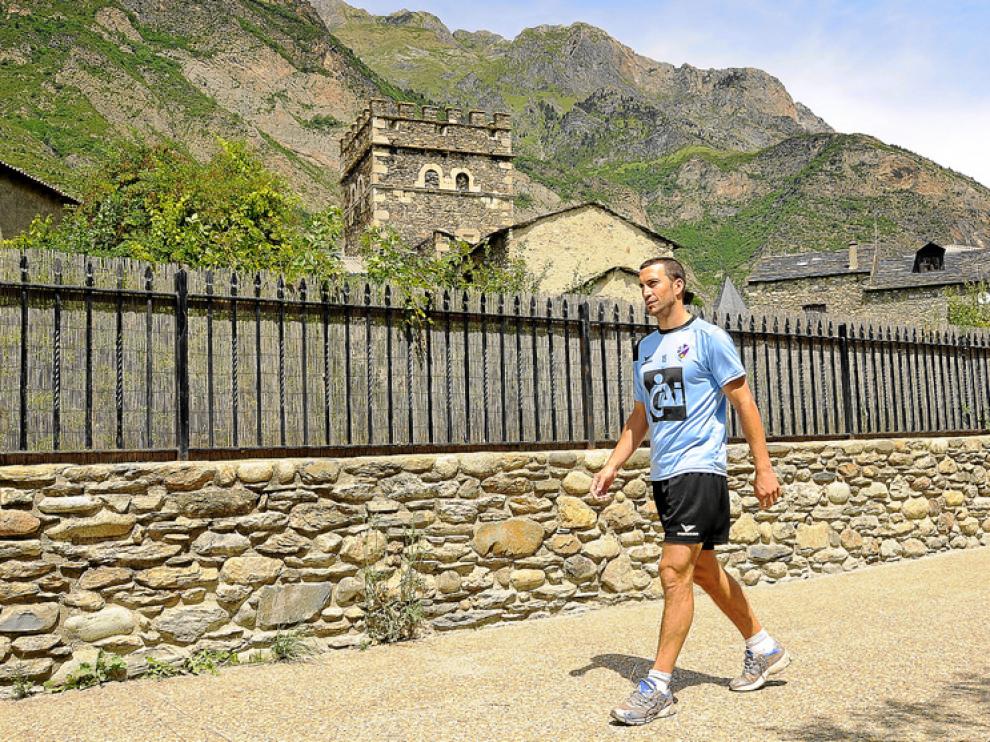 Joaquín Sorribas, junto a la Torre Juste, uno de los iconos del municipio benasqués, donde el de Abella es una persona muy querida.