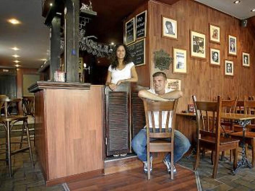 Ana Burgos y David Moreno, en su bar del Paseo Ruiseñores.