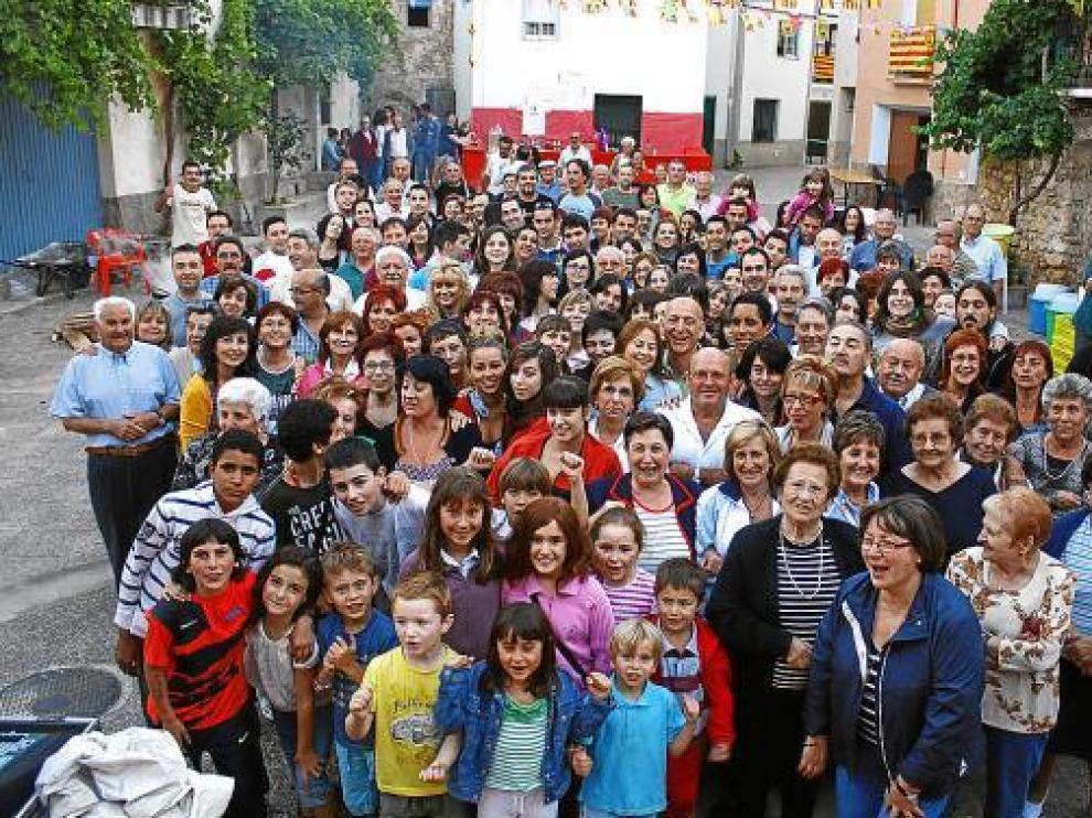 Los vecinos de Josa celebran su 'coronación' como el pueblo más popular de Aragón.