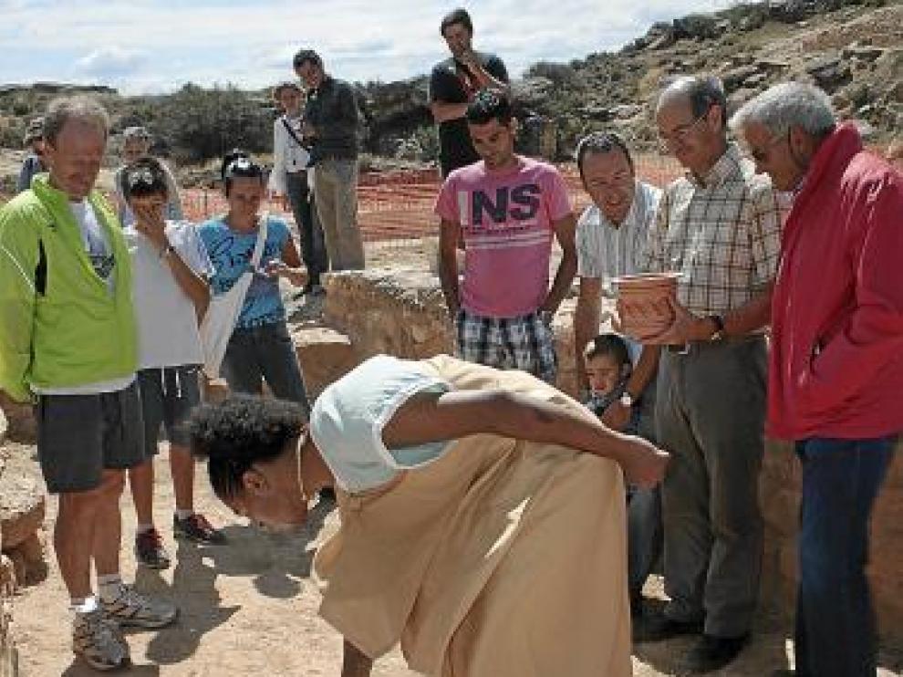 Varios turistas observan las réplicas de cerámica.