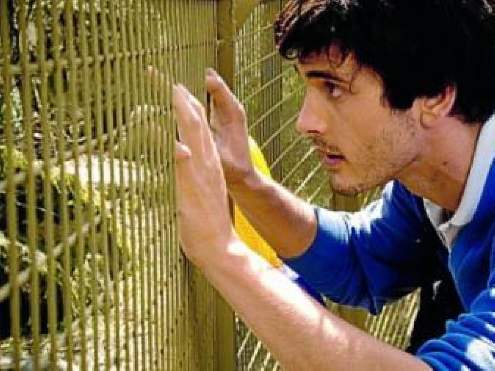 Iván mira a través de las rejas que rodean el internado.