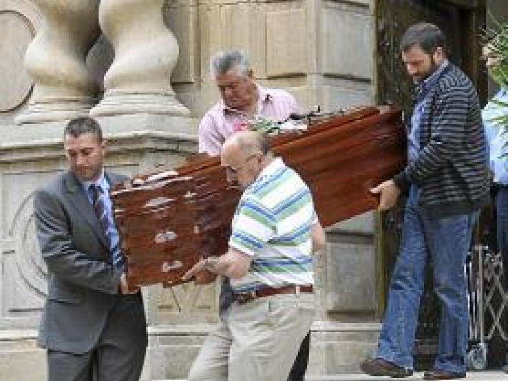Los ataúdes, en el momento de la salida de la iglesia.
