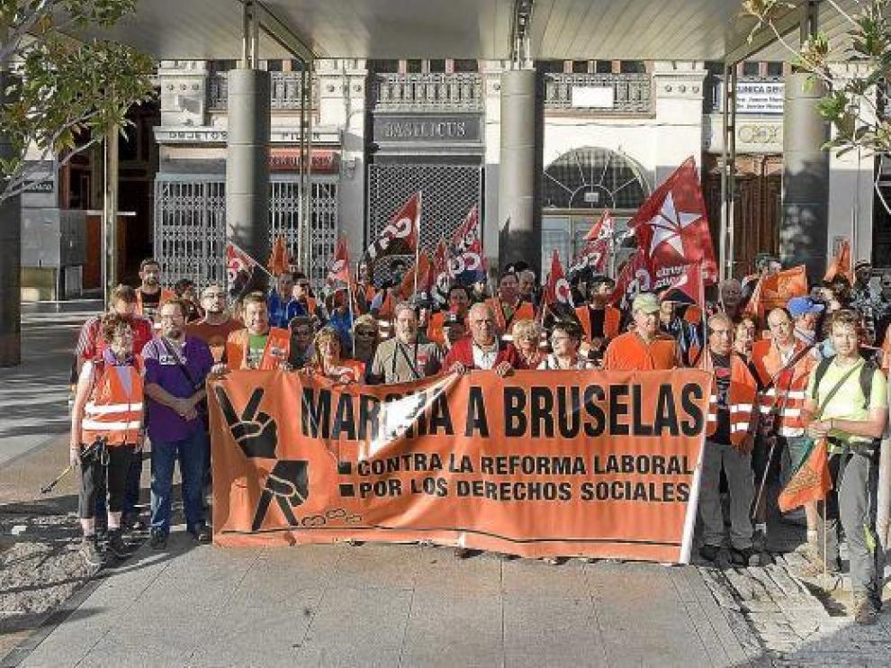 Alrededor de 60 personas se reunieron en la plaza del Pilar para participar en la primera etapa.