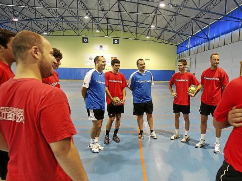 Nolasco, primero por la izquierda de azul, se dirige a sus jugadores antes de empezar un entreno.