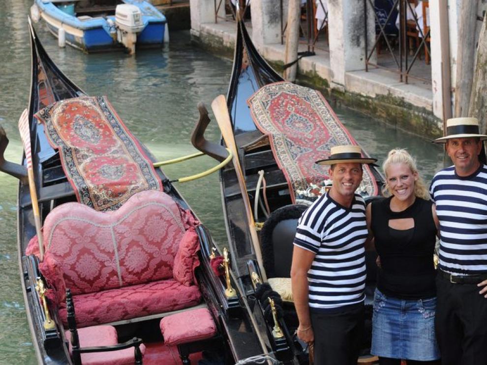 Imagen de archivo de tres gondoleros de Venecia, una de las figuras más típicas de la ciudad italiana.