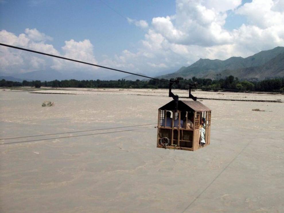 Un teleférico para cruzar un río desbordado en Pakistán