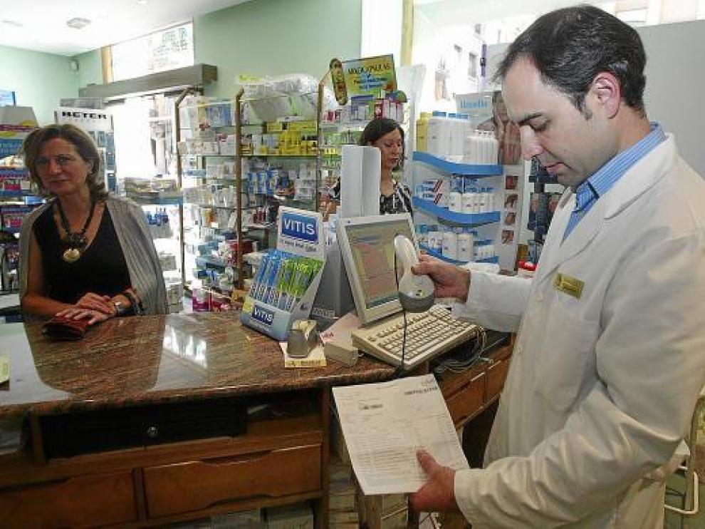 Un farmacéutico de Teruel, durante la fase de pruebas de la receta electrónica.