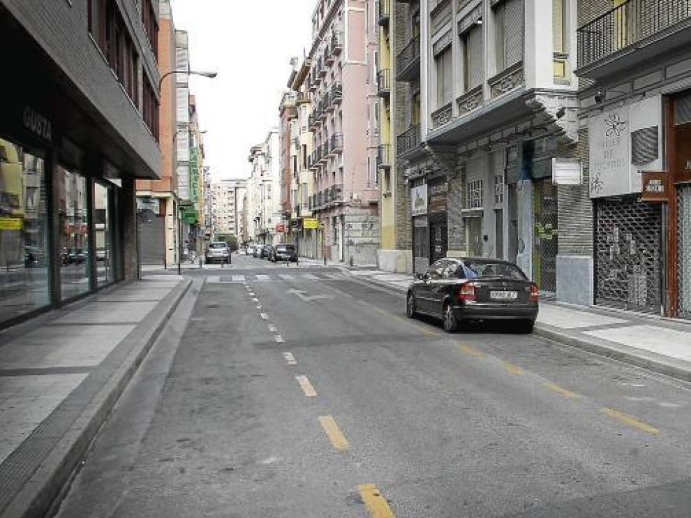 El puente festivo ofrece imágenes que son insólitas el resto del año. No hay problemas para aparcar el coche en el centro, como en la calle de Cervantes.
