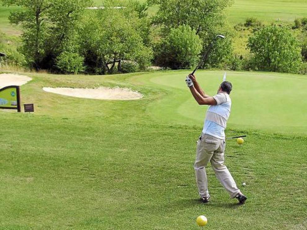 Un jugador en una de las salidas de un hoyo del campo de Badaguás.