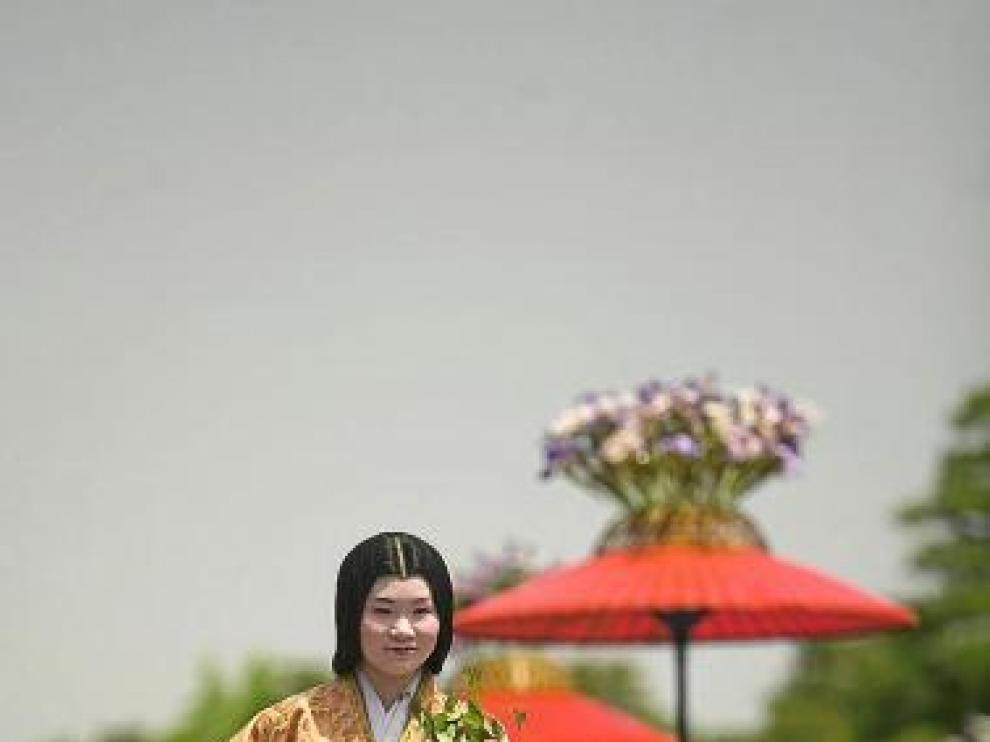 Una japonesa luce el kimono en un festival de Kioto.