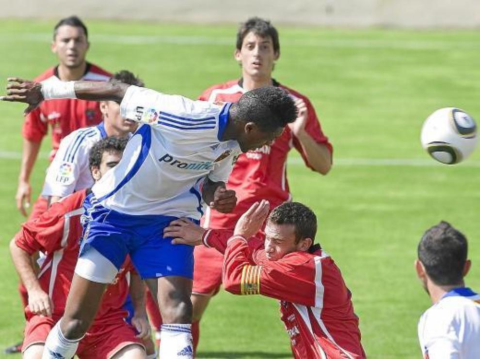 El zaragocista Yann Songo'o remata a portería, en una acción a balón parado, en el partido de ayer.