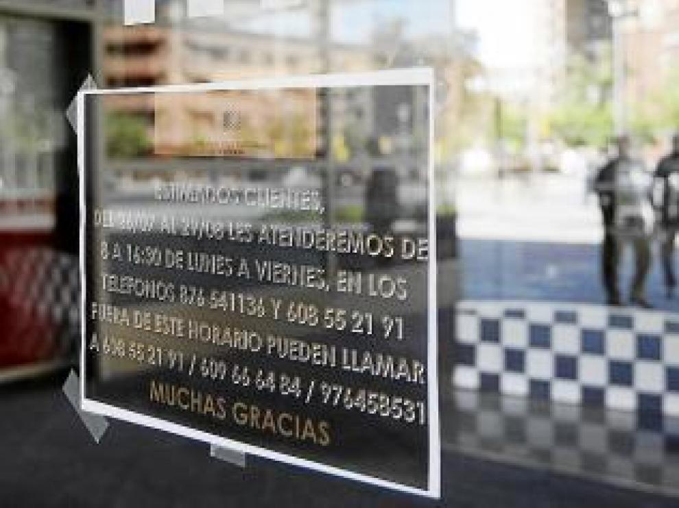 Cartel que anuncia el cierre del hotel Petronila en agosto.