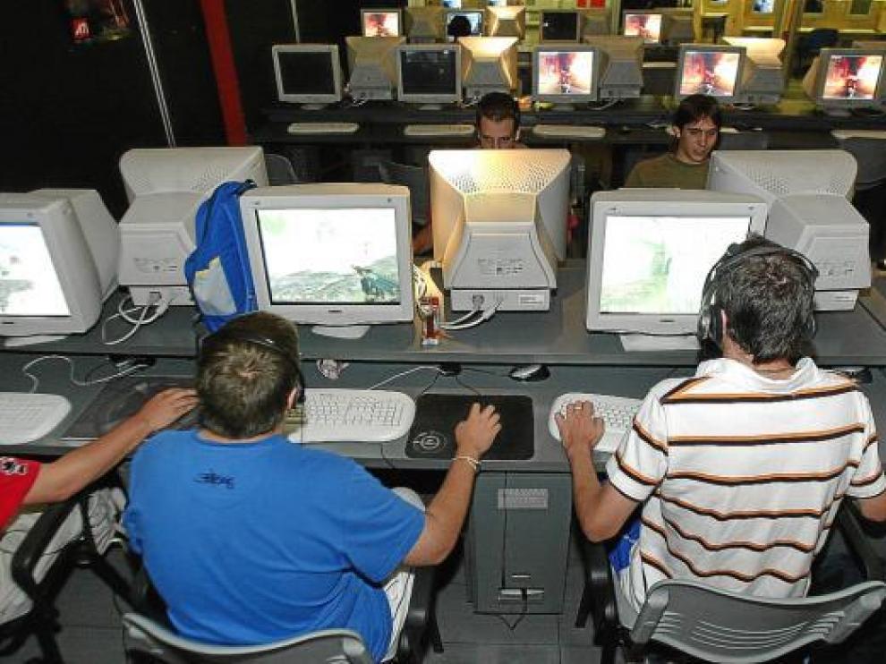 Imagen de varios jóvenes en un cibercafé de Zaragoza.