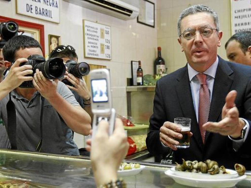 Ruiz Gallardón disfruta de una caña y una ración de caracoles en un bar de Madrid.