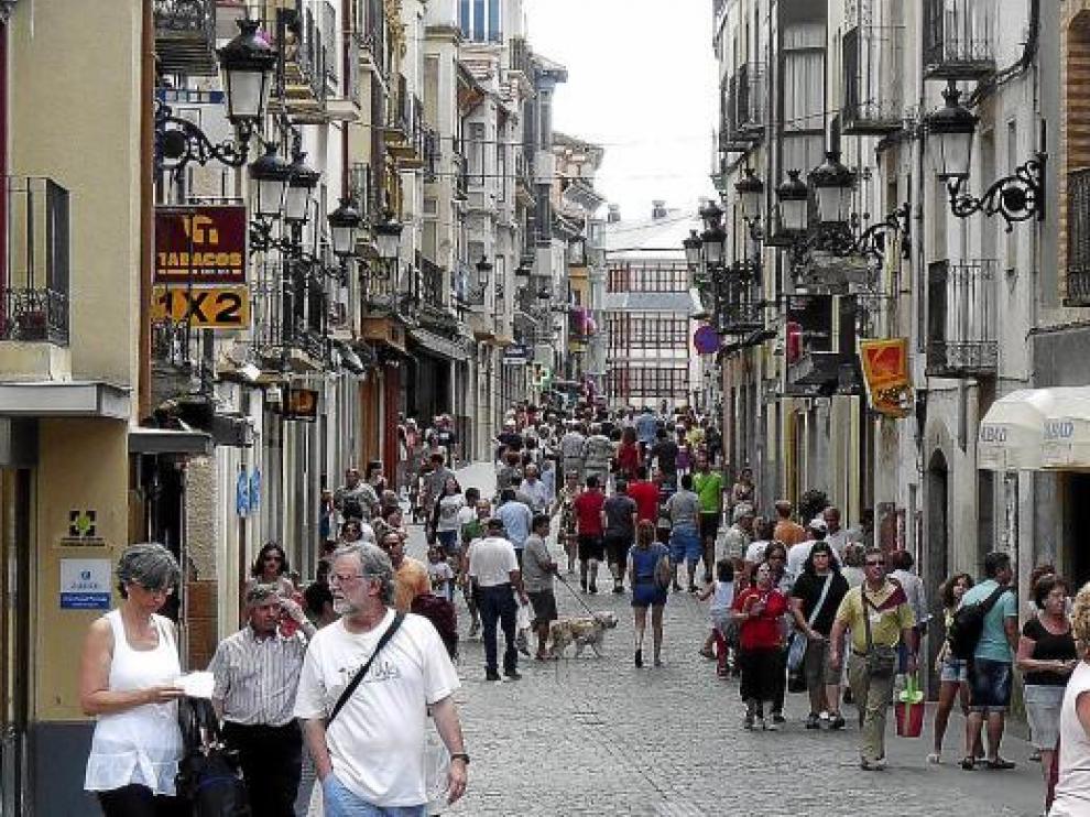 La calle Mayor de Jaca presentaba ayer este animado aspecto.