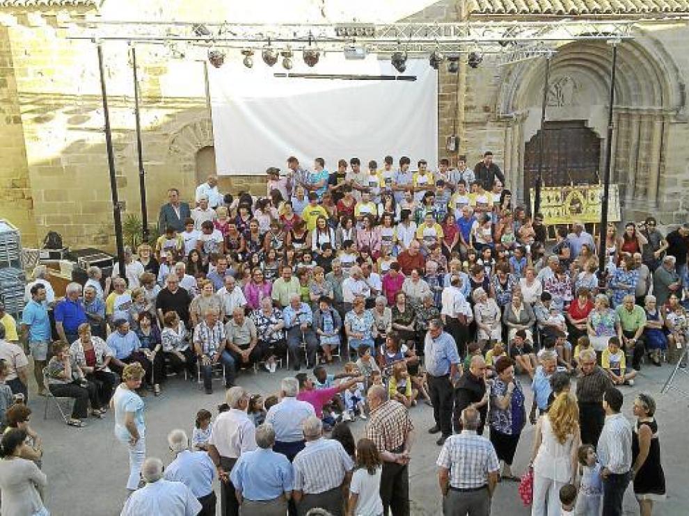 Preparativos de la foto colectiva que se hicieron ayer los vecinos en el templo con la réplica del frontal.