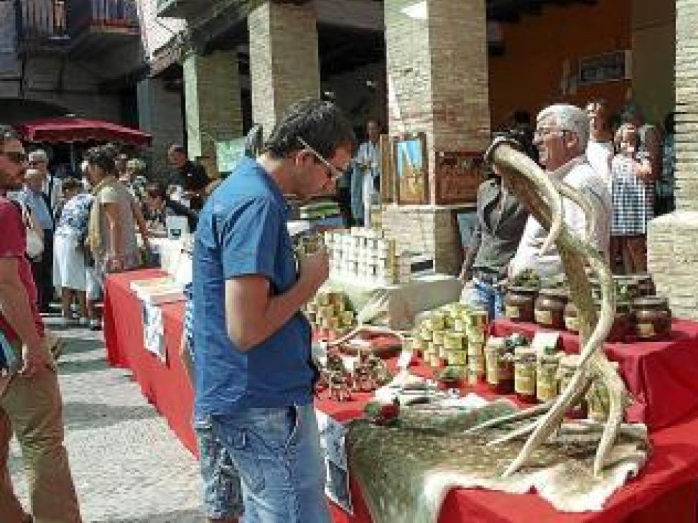 Los artesanos mostraron sus productos en la plaza del Mercado.