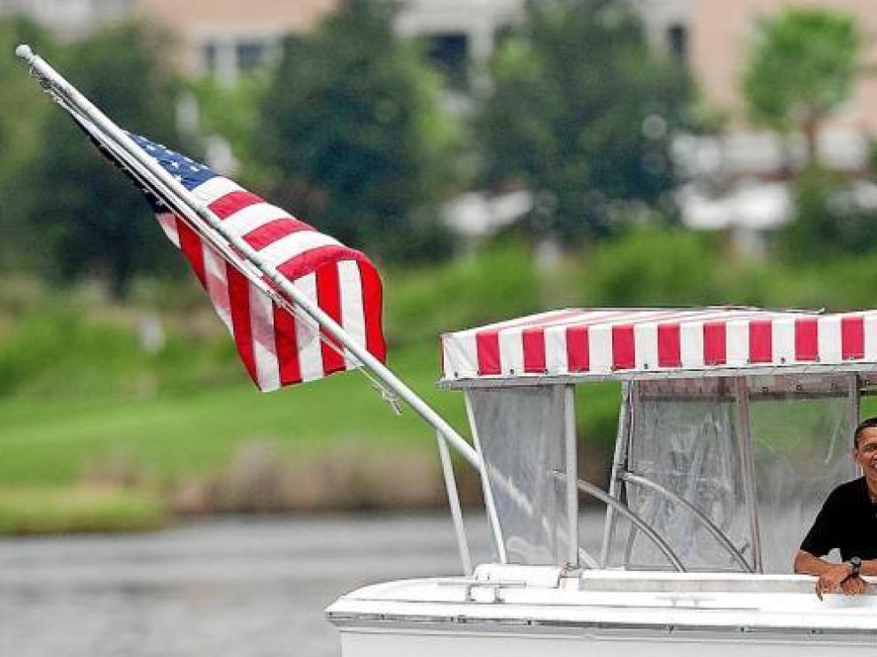 Obama, la primera dama Michelle y su hija Sasha recorrieron ayer en barco la bahía de St. Andrews, en Florida.