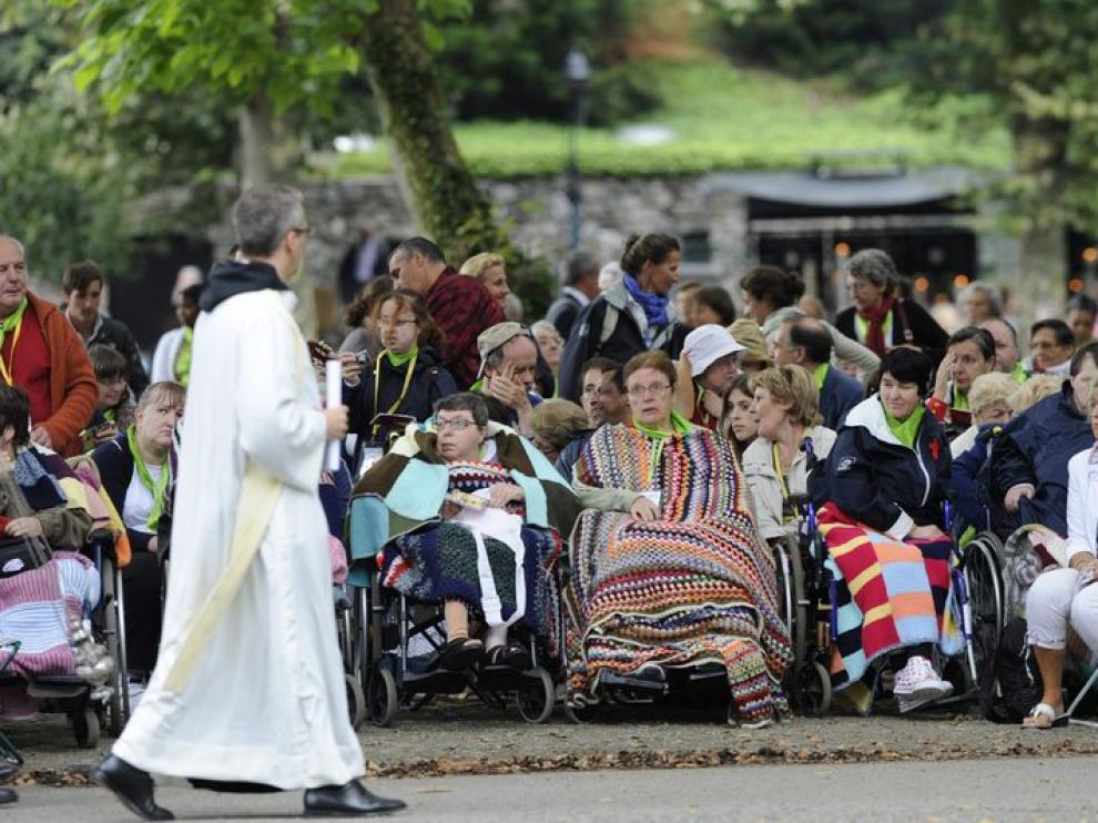 Peregrinos fuera del santuario