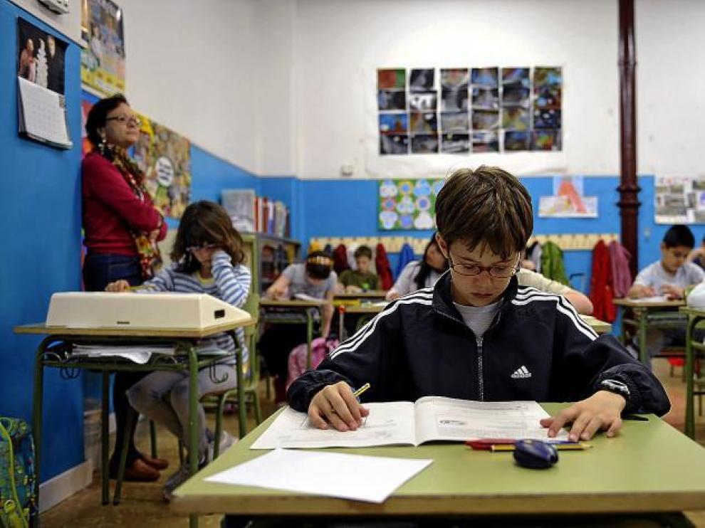 Alumnos del colegio Gascón y Marín de Zaragoza durante una prueba que la DGA hizo para medir el nivel de los niños de primaria.