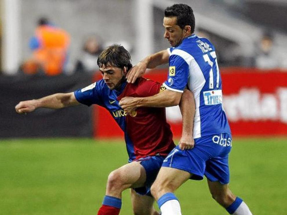 Víctor Sánchez regatea a un rival en un partido con el FC Barcelona.