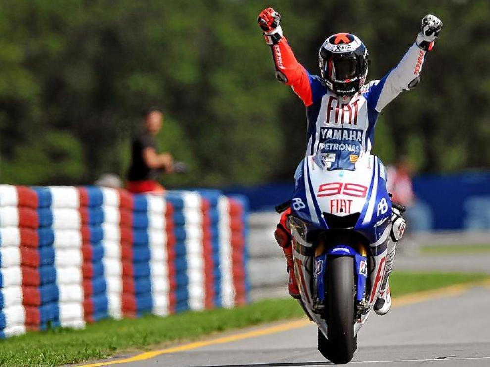 Jorge Lorenzo celebra sobre su Yamaha el triunfo del pasado domingo en el circuito de Brno.