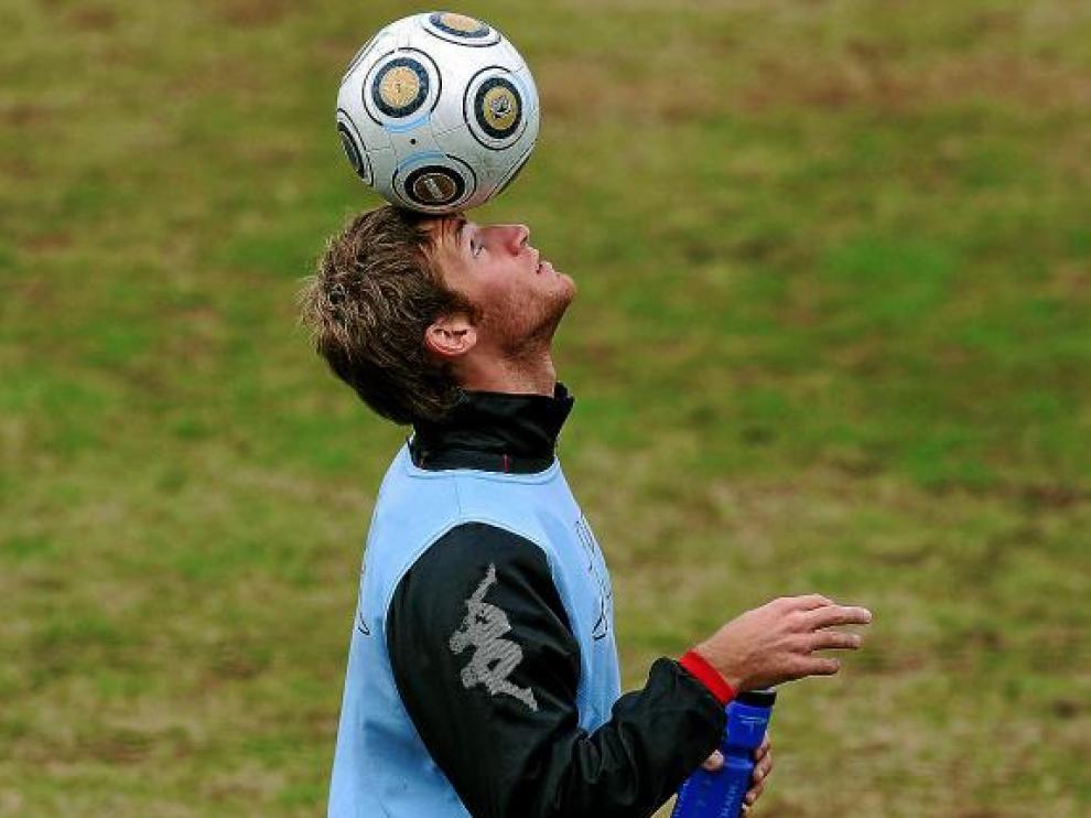 Mario Ariel Bolatti juega con un balón en un entrenamiento con la Fiorentina.