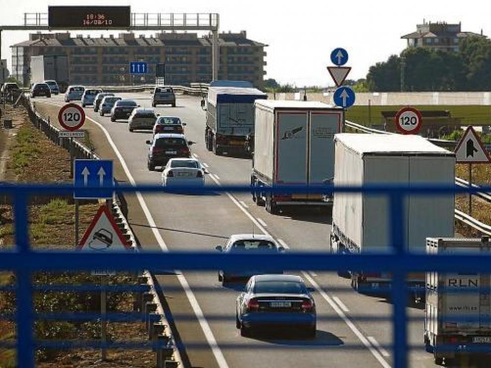 La circulación intensa en la entrada de Zaragoza por la A-2.