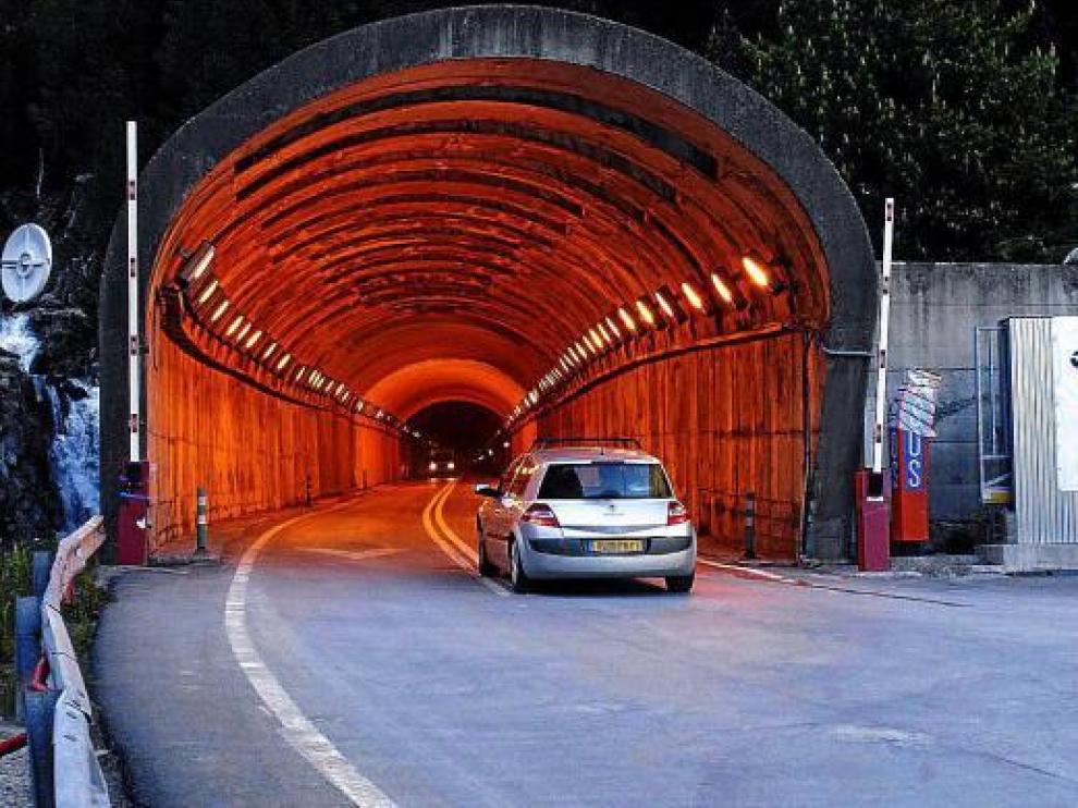 Un coche accede al túnel por la boca española tras abrirse al tráfico al acabar la primera fase de obras.