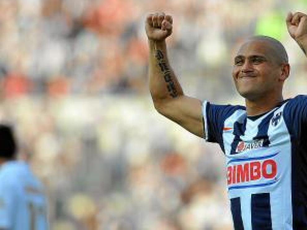 Suazo, celebrando un gol contra los Pumas.