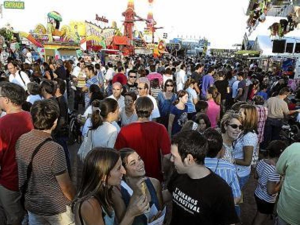 Las ferias atrajeron ayer a cientos de oscenses.