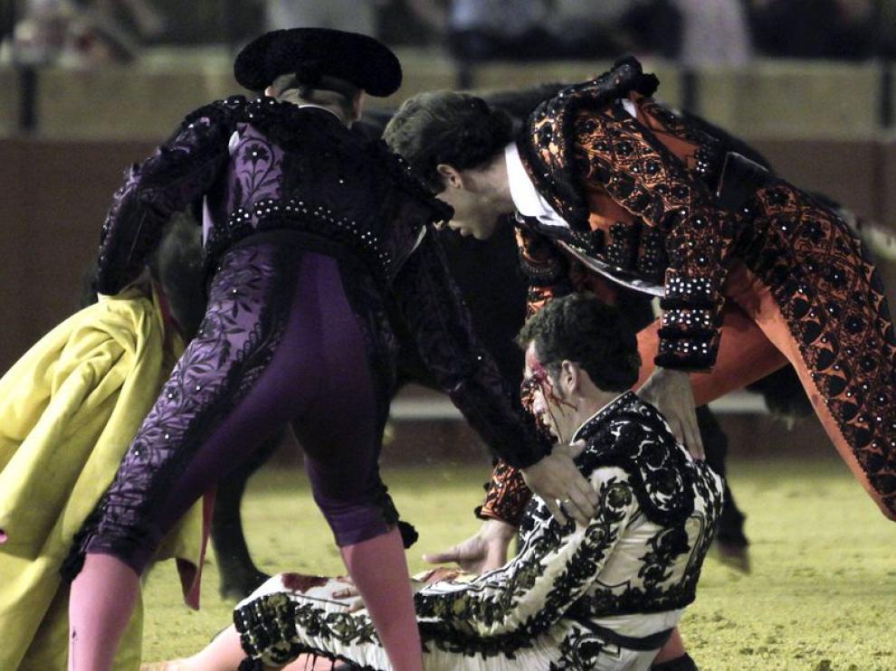 El hermano de Salvador Cortés, Luis Mariscal, banderillero en su cuadrilla, es ayudado tras ser volteado por su primer toro