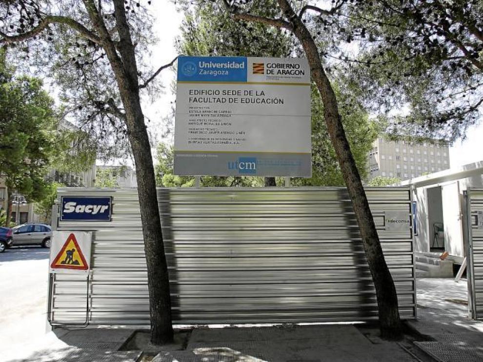 El solar de la nueva facultad de Educación ya ha sido vallado.