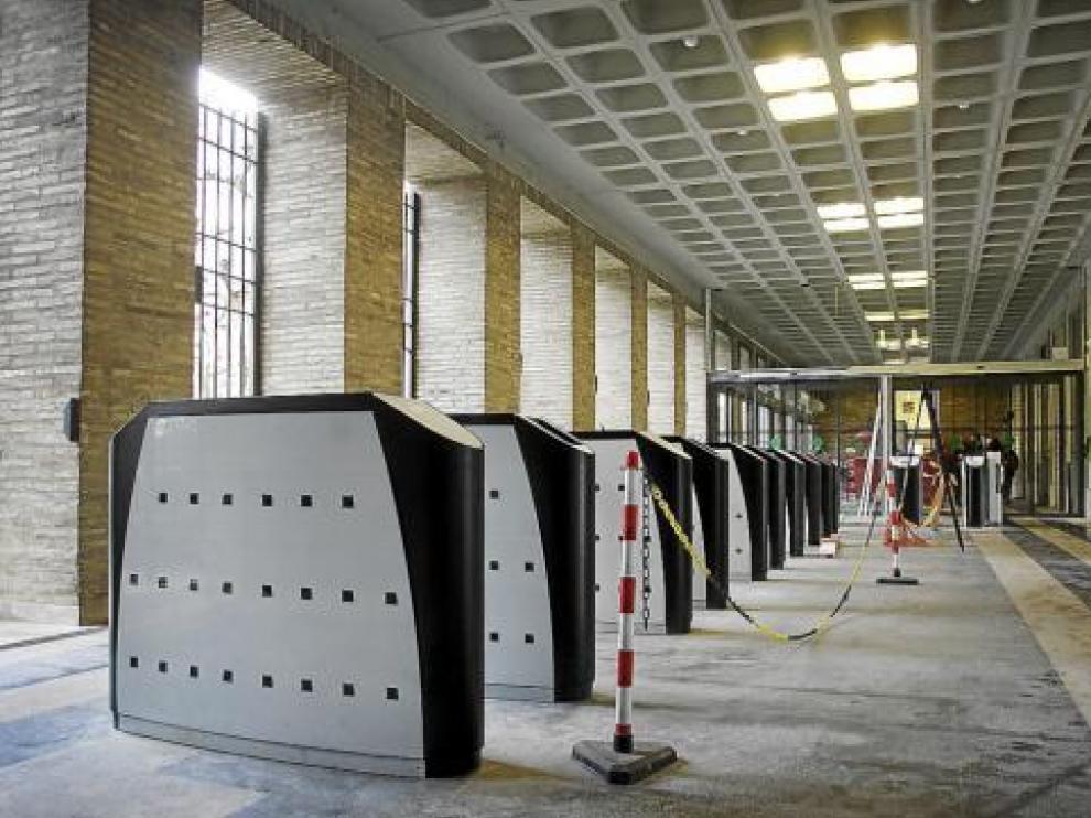 Los tornos se instalaron en febrero en la entrada principal del Edificio Pignatelli.
