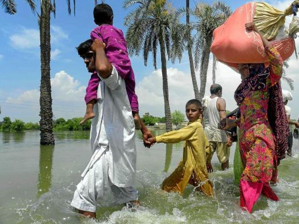 Una familia pakistaní abandona la zona afectada por las inundaciones en Basera, ayer.