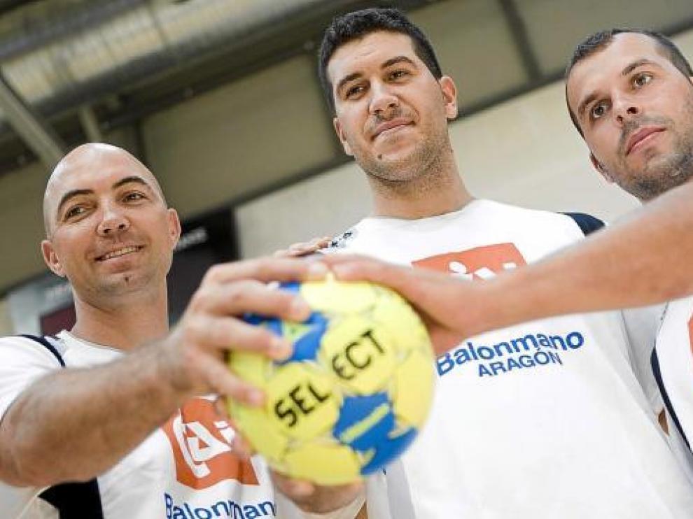 Demetrio Lozano (izda) agarra la pelota junto a Alberto Val y Josep Masachs.