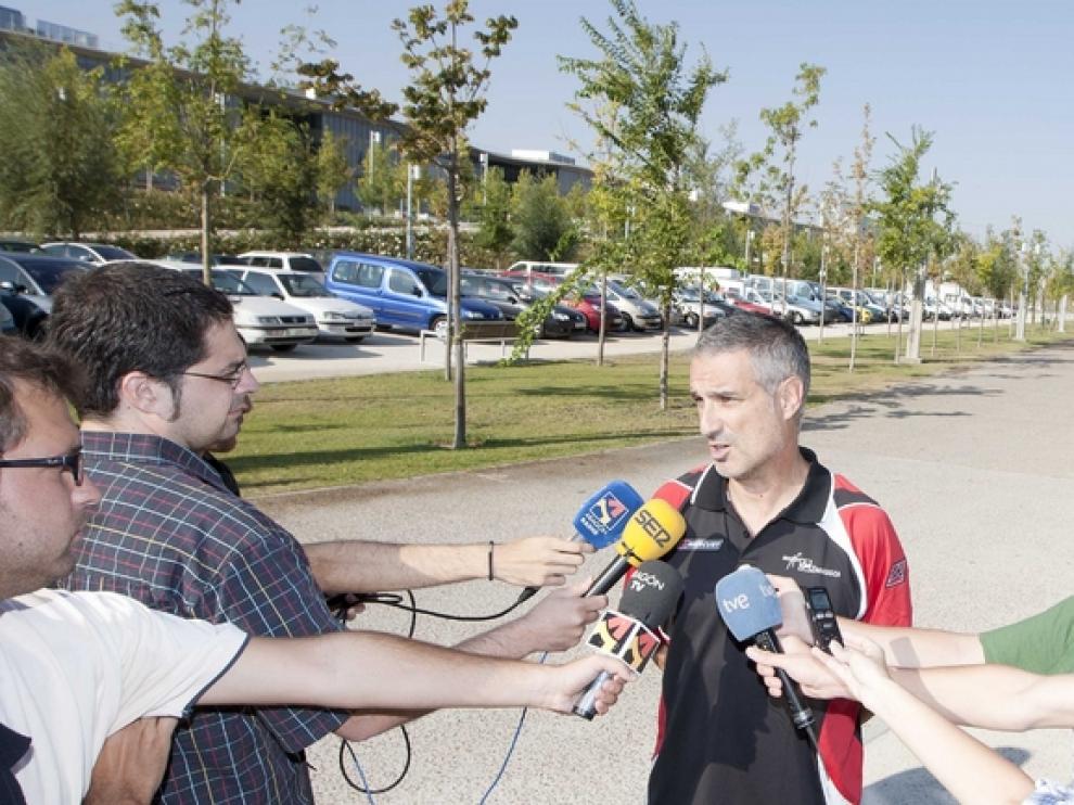 José Luis Abós atiende a los medios de comunicación el primer día de trabajo de la pretemporada.