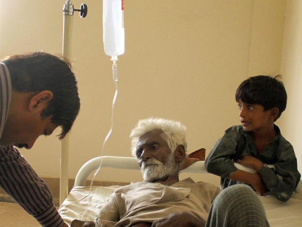 Un afectado por las inundaciones de Pakistán recibe atención médica.