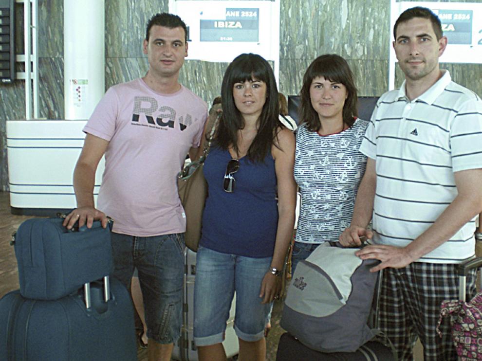 "Vamos a recorrer la isla de Ibiza en coche"