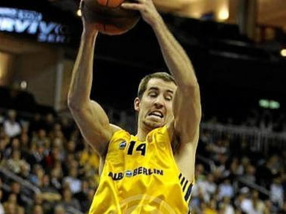 Chubb rebotea en un duelo ante el DKV Joventut.