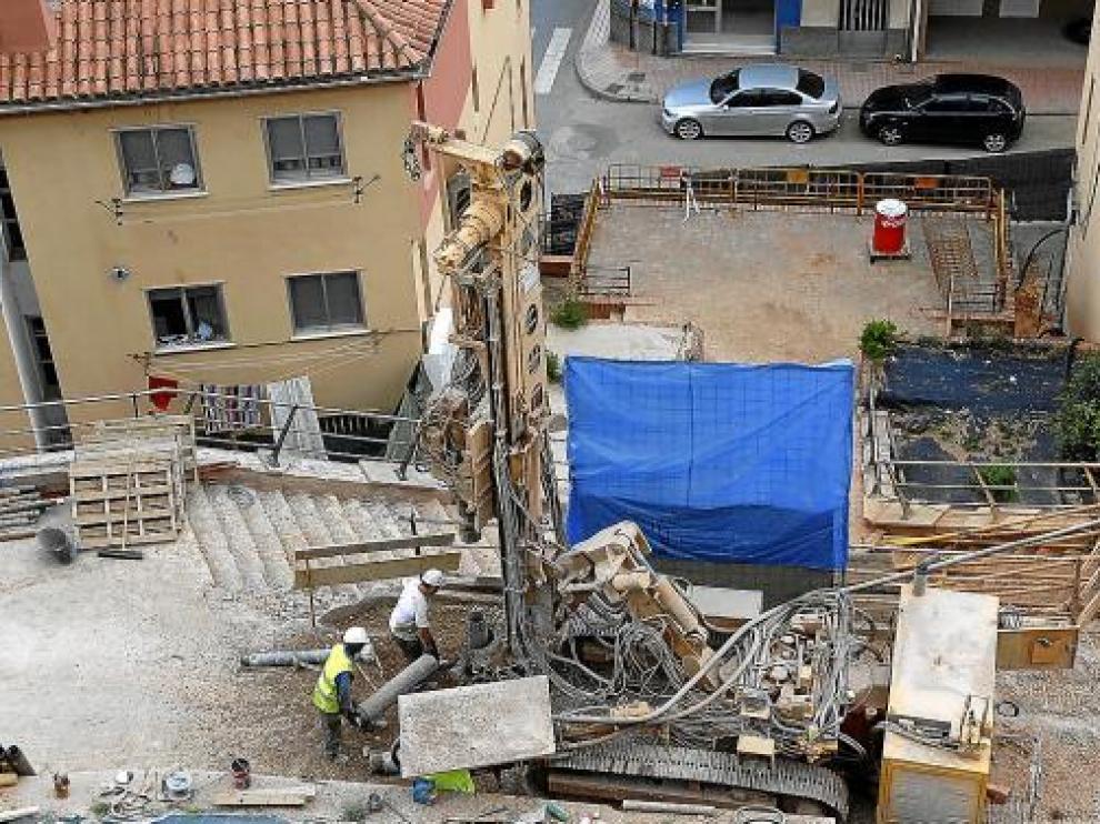 Las obras del ascensor continúan entre la calle del Rosario y la ladera de la estación de autobuses.