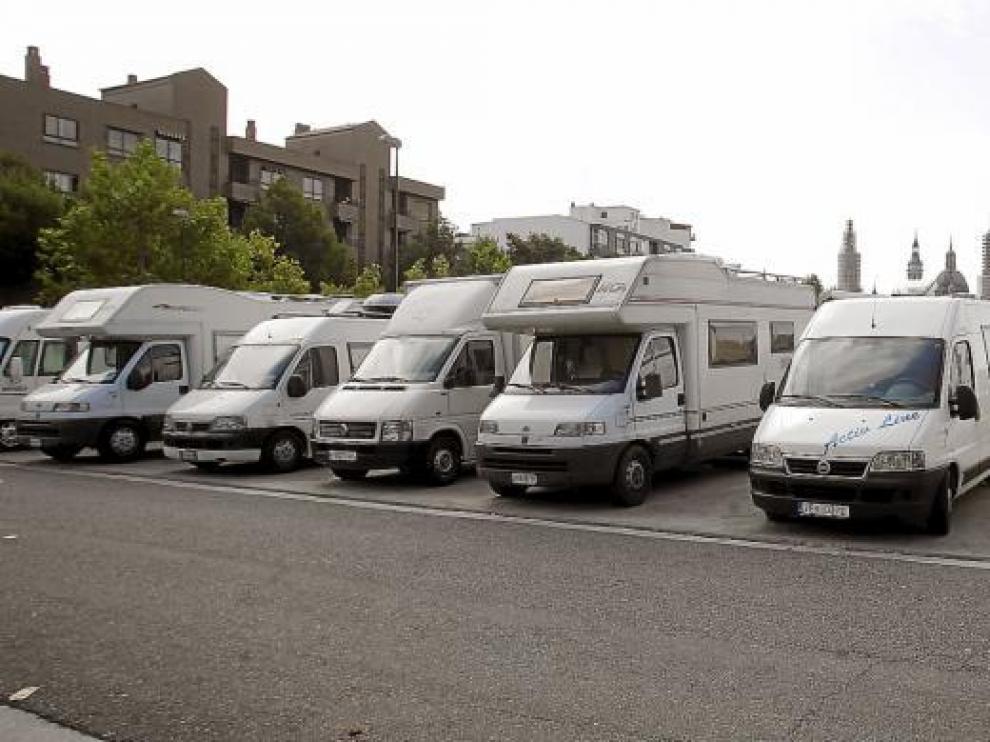 La proliferación de caravanas que pernoctan en la calle preocupa a los vecinos del Arrabal