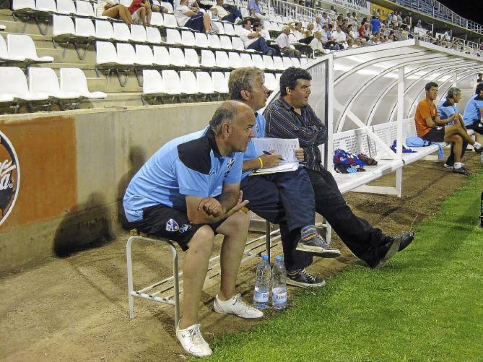 Imagen del banquillo oscense, con Onésimo a la cabeza, durante un momento del partido de anoche en Lérida.