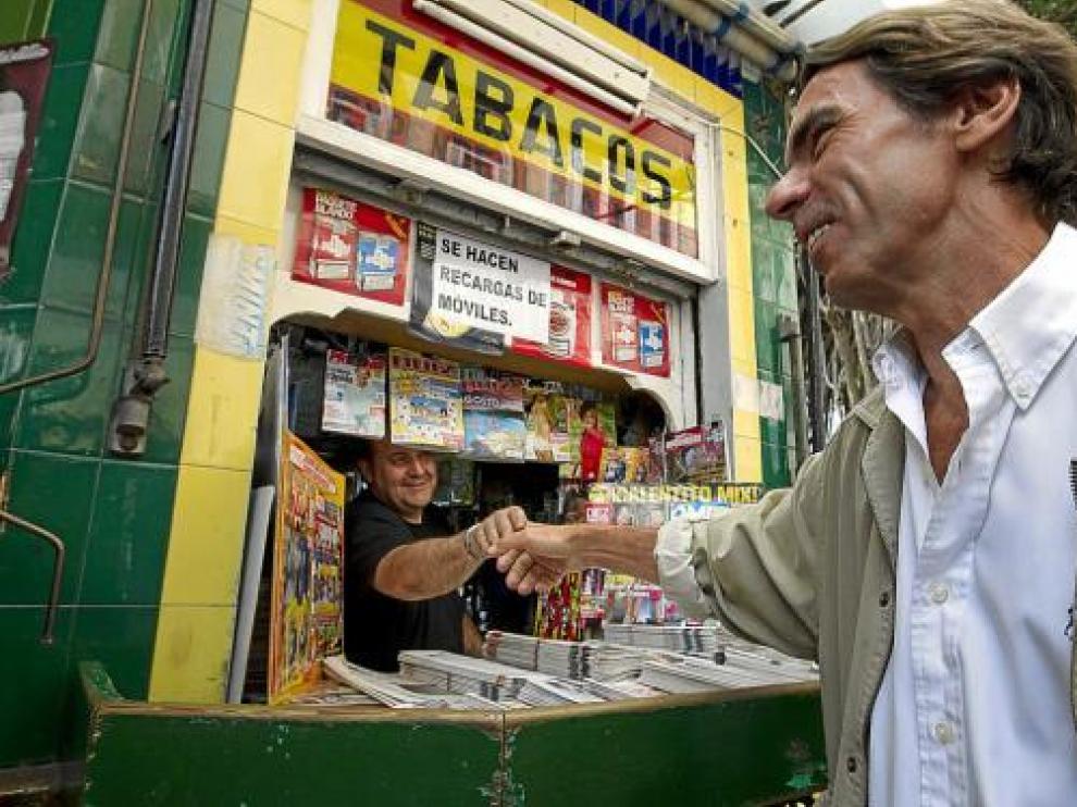 José María Aznar saluda a un quiosquero durante su visita a Melilla.